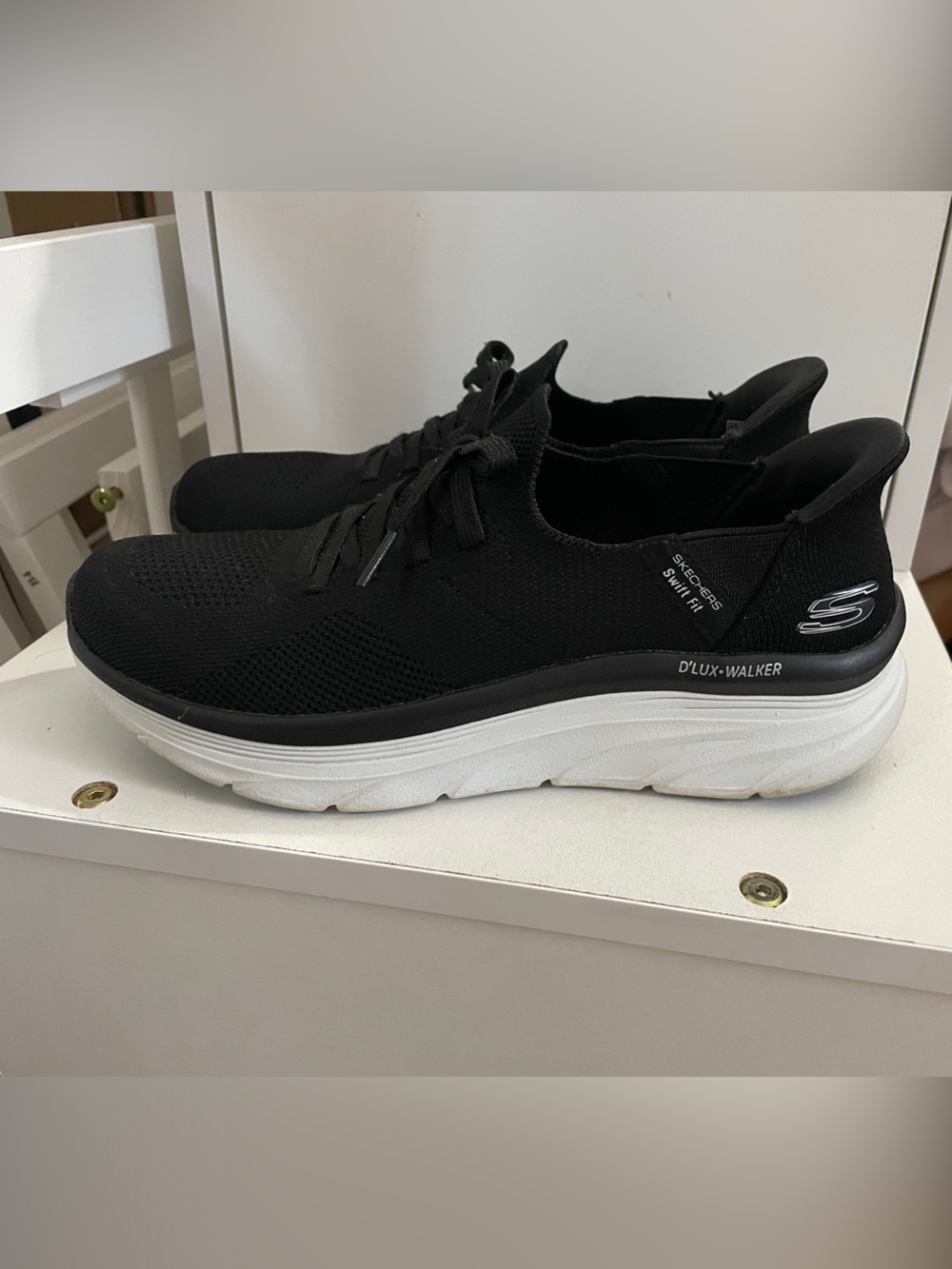 Skechers D'Lux Swift Fit walking shoes
